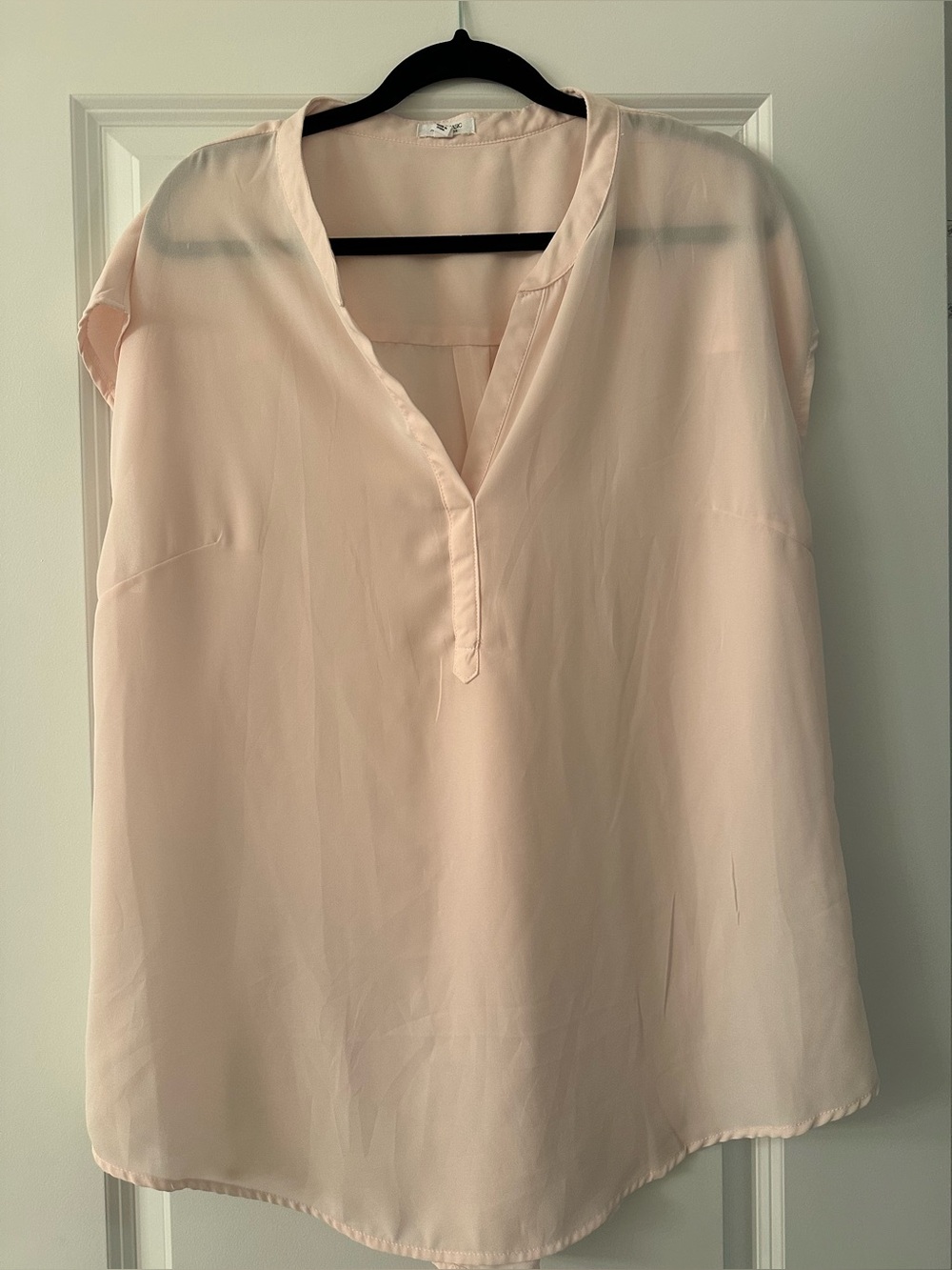 4/$20 Light Pink V-Neck Sleeveless Blouse